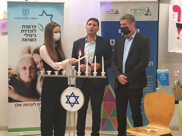 מימין טאוב ביבס וכהן בהדלקת נרות לניצולי השואה צילום דוברות העירייה